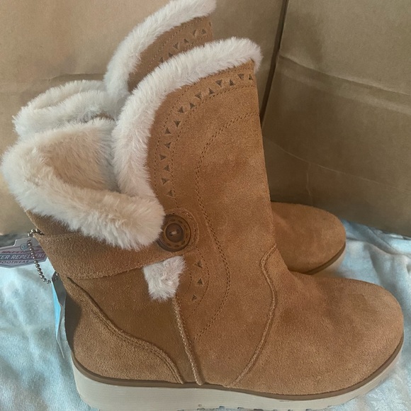 NWT Sketchers women’s boots size 6
Warm tech memory foam 
Water Repellent - Picture 2 of 8